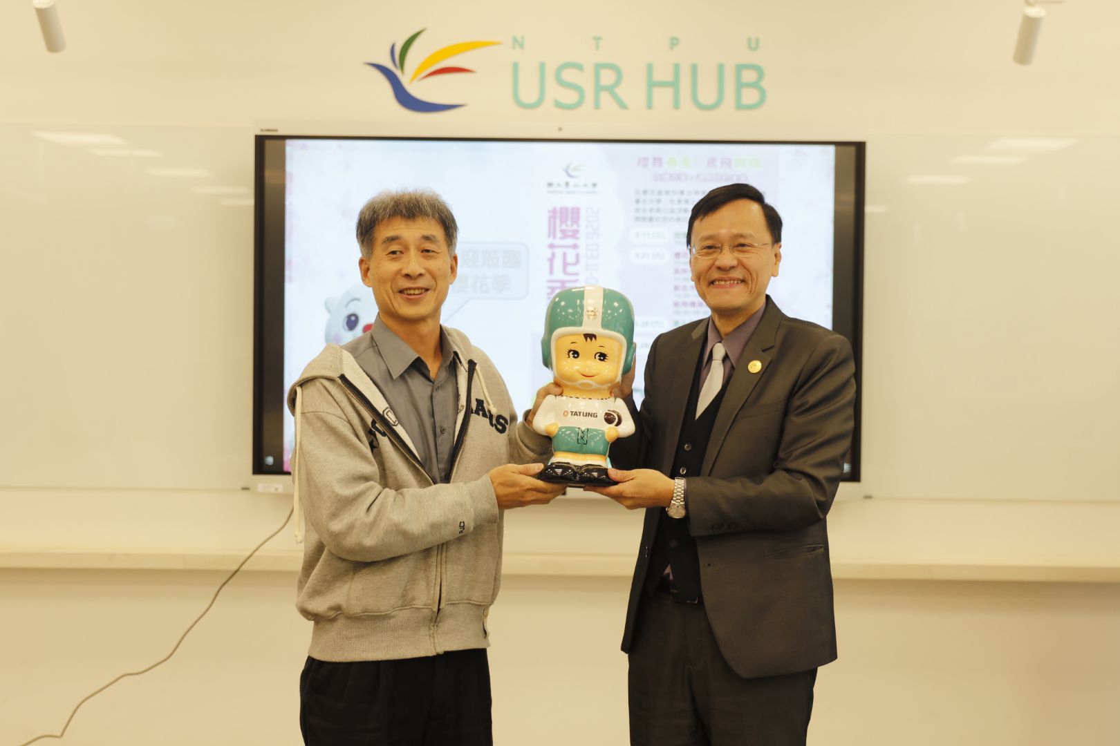 兩校互贈紀念品