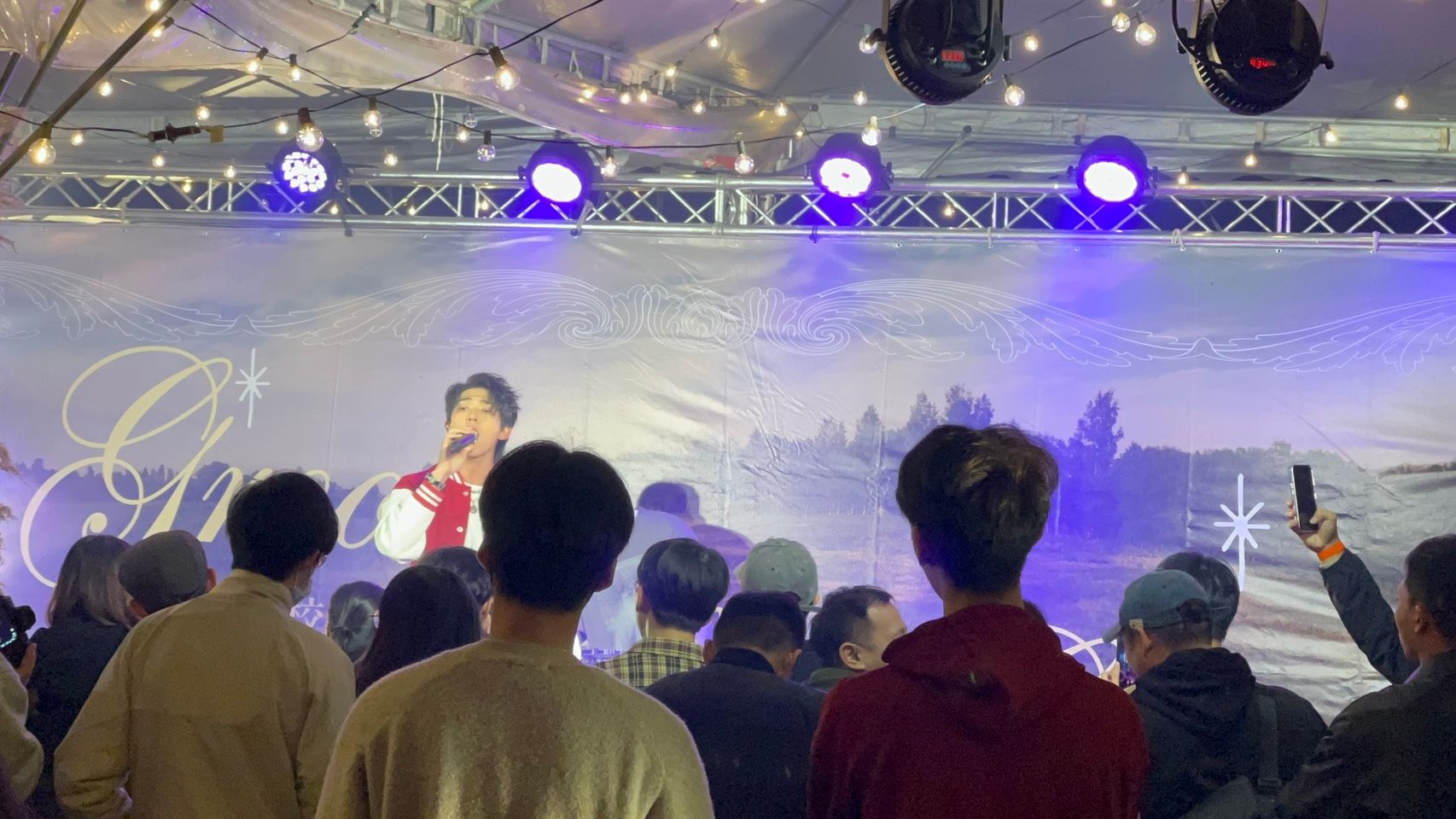 演唱藝人與同學熱情互動