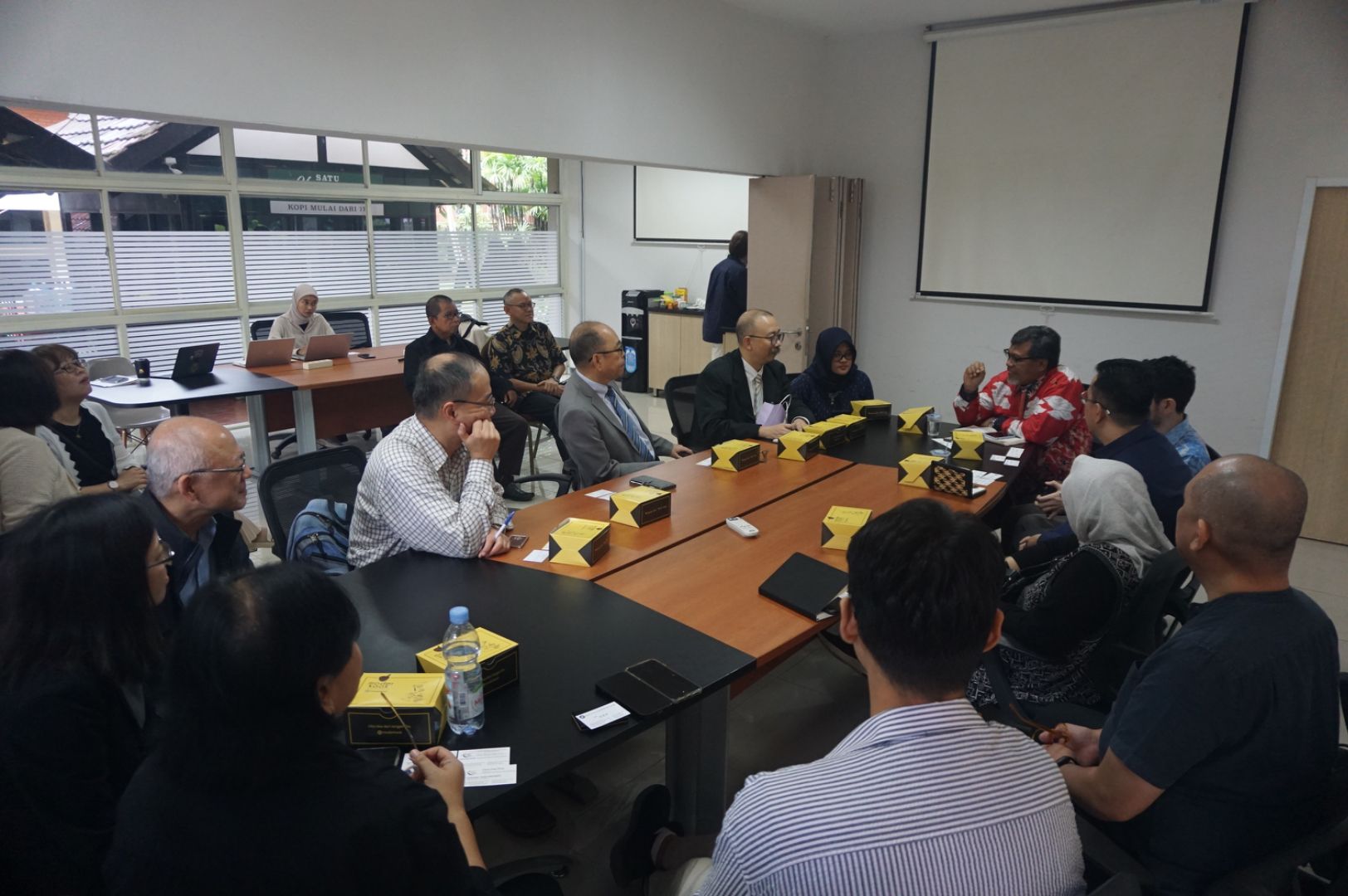 本校教師團隊與印尼大學文學院各系教師交流