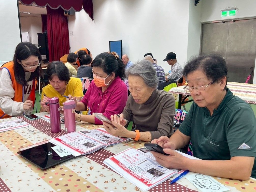 長輩們全神貫注地學習Youtube