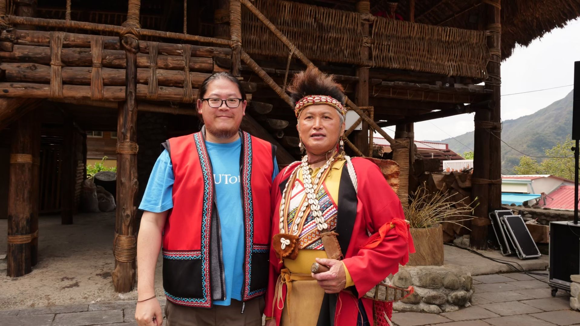 張惠東老師(左)於2018年mayasvi祭典後，與阿里山鄒族特富野大社akuwayana家族陳吉華長老，於kuba（男子聚會所）前合影