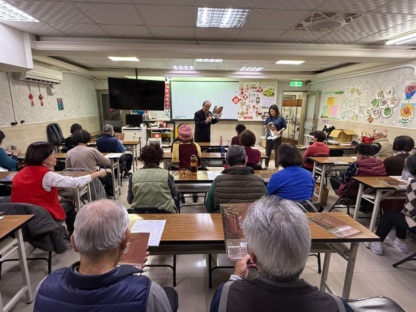 第十期《學老誌》於向日葵慈善協會承辦的社區照顧據點正式發表