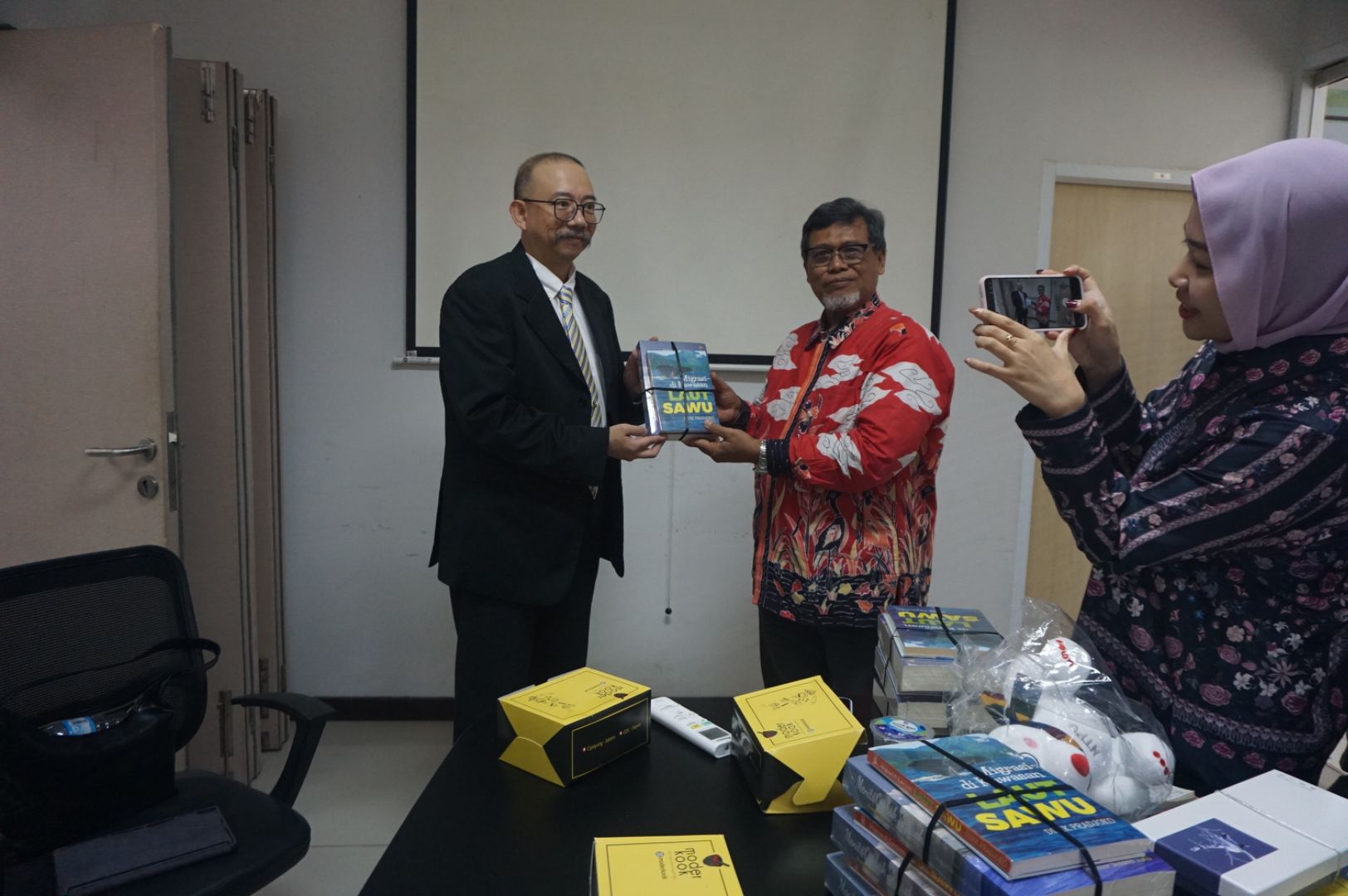 印尼大學歷史學系主任Dr._Didik_Pradjoko致贈學術著作予本校歷史學系查忻主任