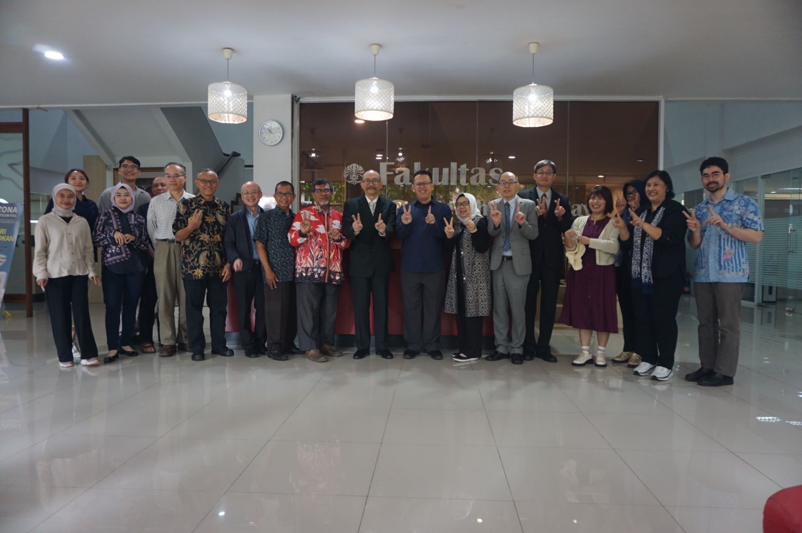 兩校教師於印尼大學文學院合影