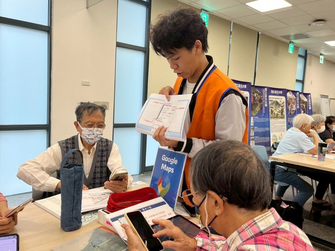 學生循序漸進介紹Google地圖的基本介面和常見符號