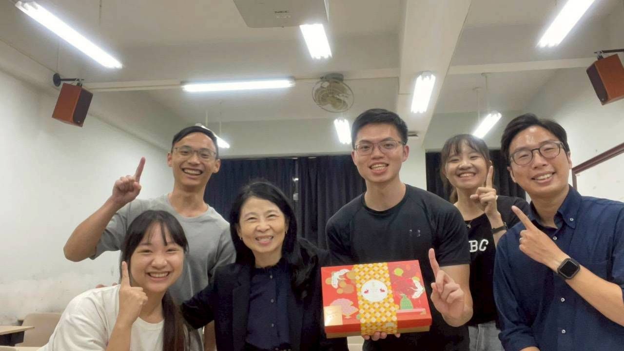 本院杜怡靜教授與代表隊成員