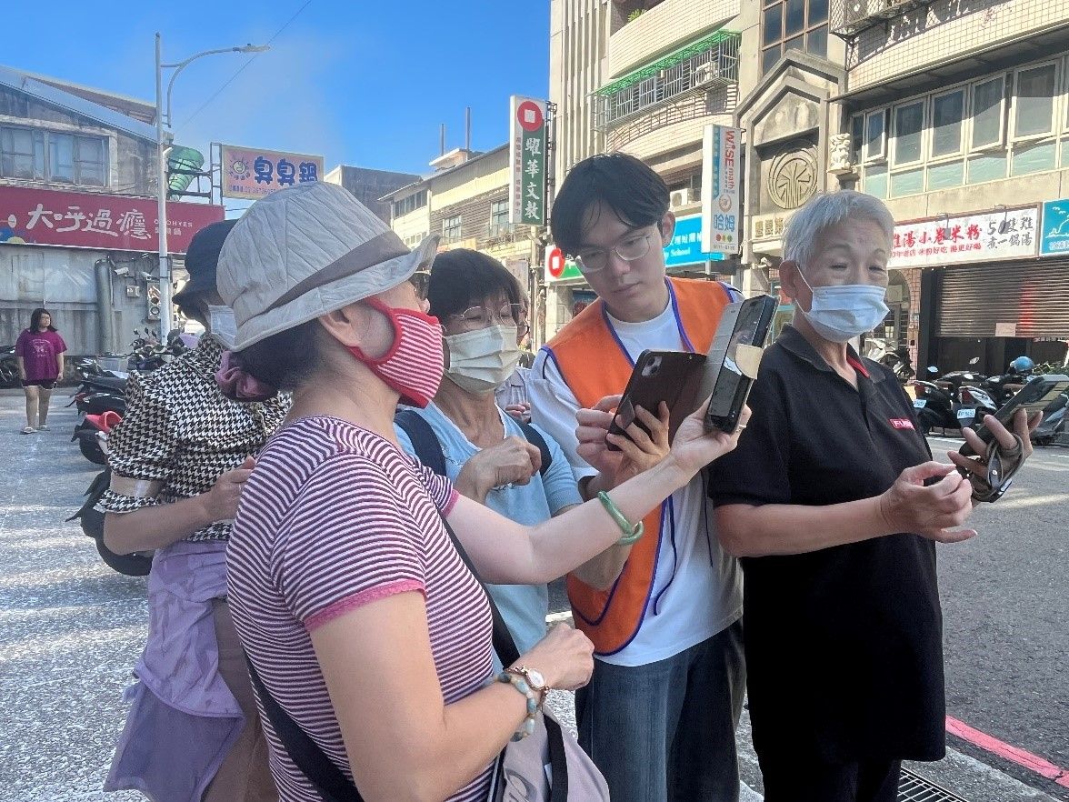 在學生的帶領下，實際走出教室，練習使用Google地圖進行路線導航