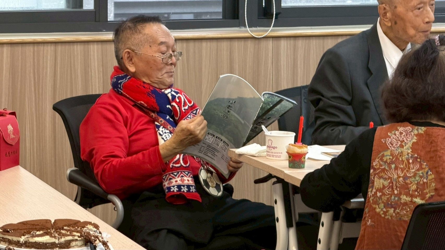 5《學老誌》贈最新兩期給退休教職員