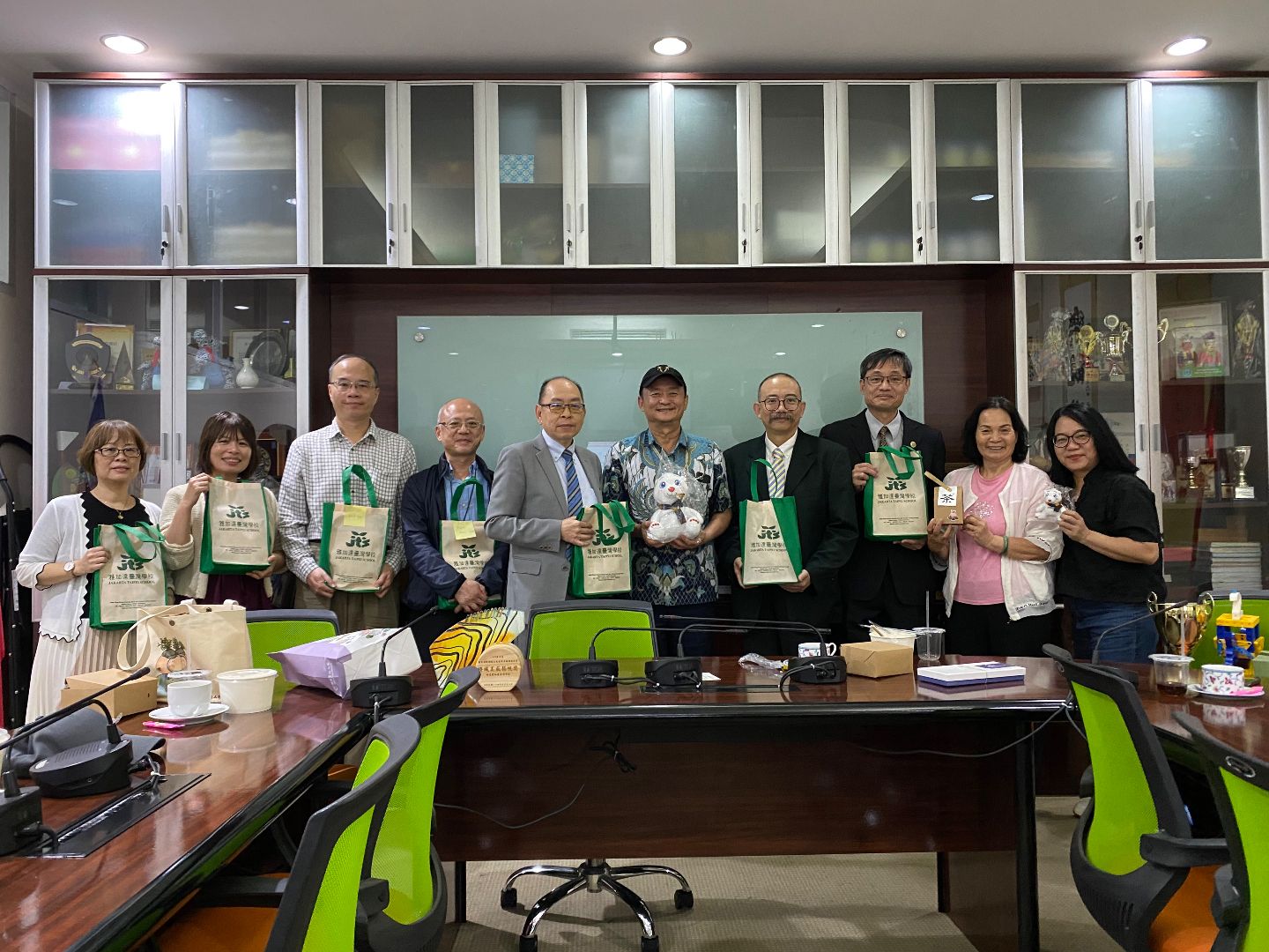 參訪印尼雅加達臺灣學校合影