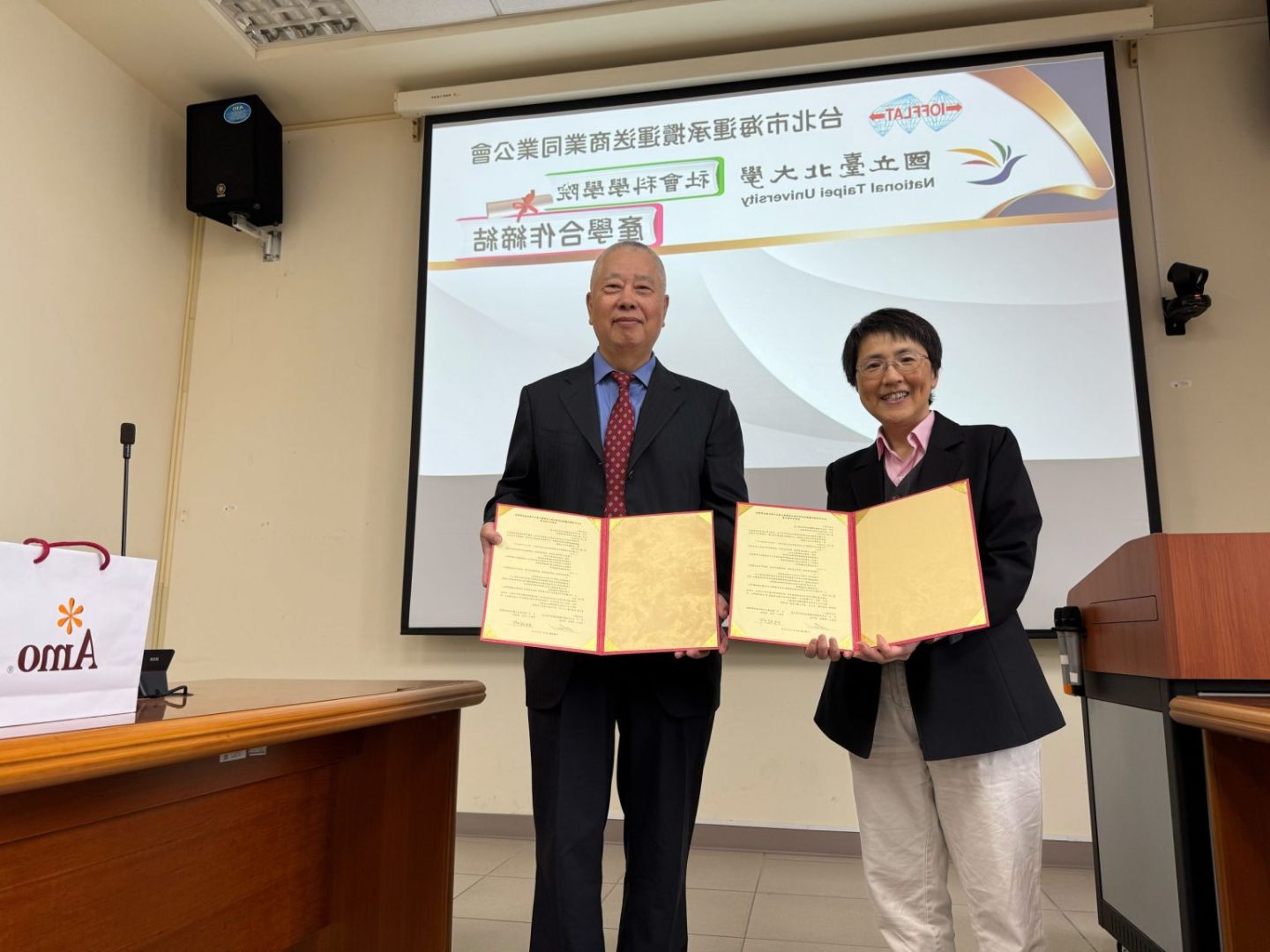 臺北大學社科院林昭吟院長、海運承攬公會陳木枝理事長。（海攬公會提供）