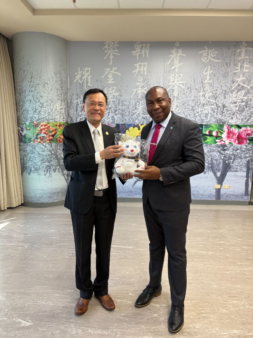 韋岱思國際長與聖露西亞大使Dr. Robert Lewis合影