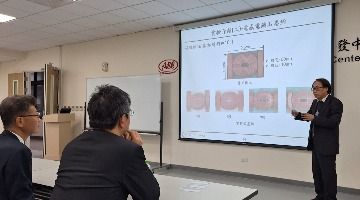 林嘉洤教授向徐明恩董事長(左一)說明石墨烯的產學研發成果