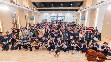 鄒佳宏老師指揮臺北大學管樂團三十多位學生，為四百多位身心障礙家庭演出