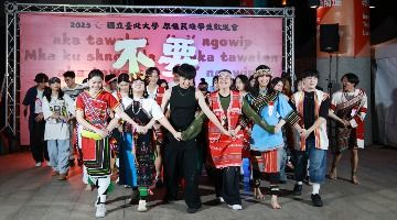 所有人共同下場跳大會舞