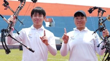 企管四陳思妤(右)與企管三林昱圻(左)榮獲全大運公開組複合弓混雙對抗賽第一名