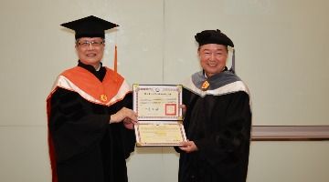 臺北大學校長李承嘉(左)頒贈玉山金控創辦人黃永仁(右)學位證書