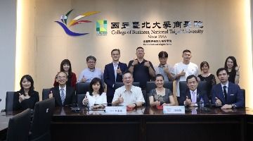 國立臺北大學商學院×施倍特 國際雙語教育科技AI永續創新產學合作簽署典禮合照