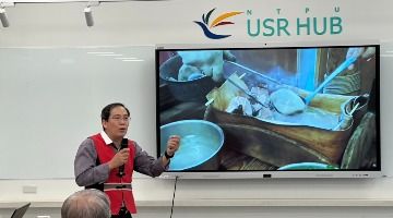 林老師向參與者介紹阿美族代表性菜餚-石頭火鍋