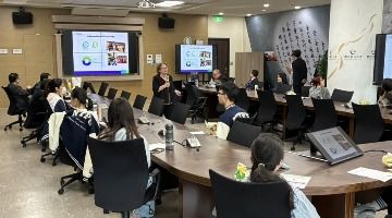 Leslie Oster主任介紹學程的課程架構