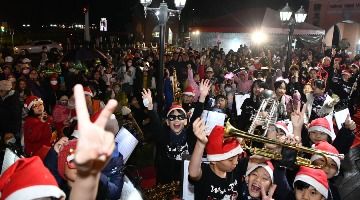 臺北大學聖誕點燈吸引眾多民眾參與(去年活動照片，前排為龍埔國小同學)