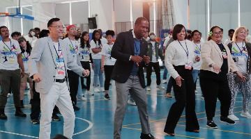 校長林道通與各國使節及學生一起跳大會熱身操