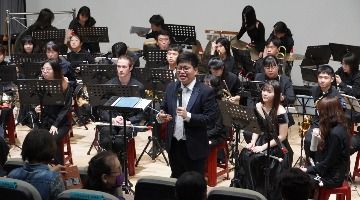 指揮老師鄒佳宏帶領管樂團吸引更多優質生力軍加入