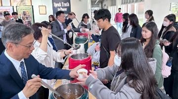 長官為現場同學盛粥,表達滿滿祝福