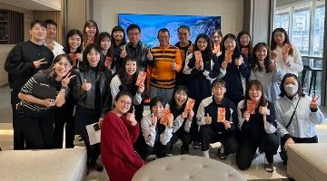 謝士滄榮譽理事長與賴杉桂副董事長和女排合影