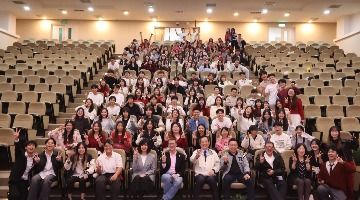 師長來賓與僑外同學大合照