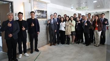 臺北大學校長林道通(左4)主持「AI跨域創新基地」揭牌儀式