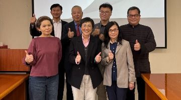 本院主管與海運承攬公會教育召集人之合照。前排由左到右:臺北大學社工系系主任童伊迪副教授、社科院 林昭吟院長、海運承攬公會教育召集人林毓桂理事、後排由左到右: 臺北大學社科院副院長暨經濟學系系主任郭文忠、海運承攬公會理事長陳木枝、臺北大學社科院秘書暨經濟學系程智男教授、海運承攬公會教育副召集人郭文榮常務理事。（海攬公會提供）