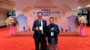 張玉山副校長與陳星宏同學代表本校接受院長表揚