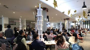 完成一座座由紙張所堆積的高塔