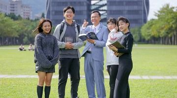 臺北大學因為人工智慧浪潮與跨域人才需求，成立「AI 跨域創新基地」，為學生打造一個從課程、輔導到資金媒合的完整創新生態鏈，成為培育跨域人才的新搖籃。