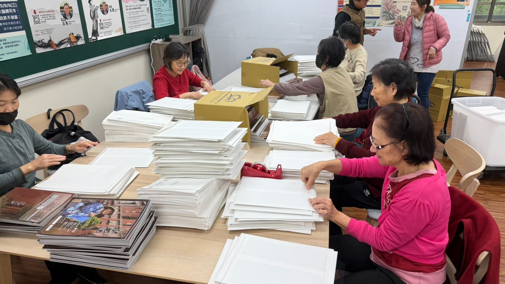 臺北大學鄰近社區居民主動擔任志工協助學老誌郵寄工作