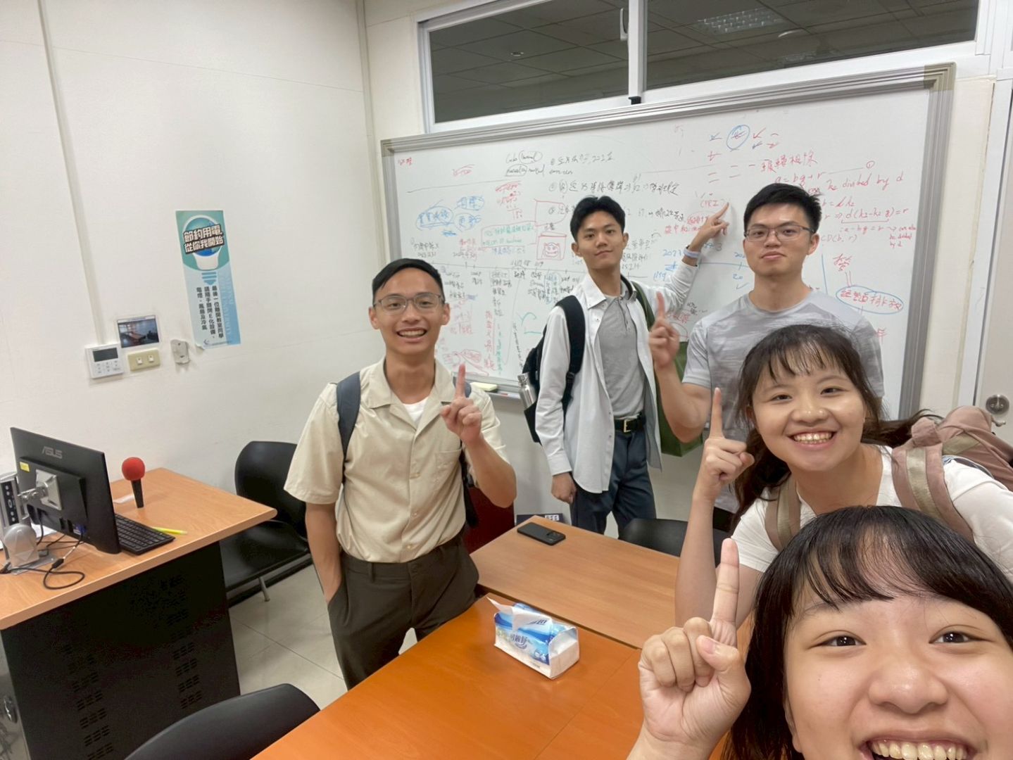 本院代表隊成員認真備賽