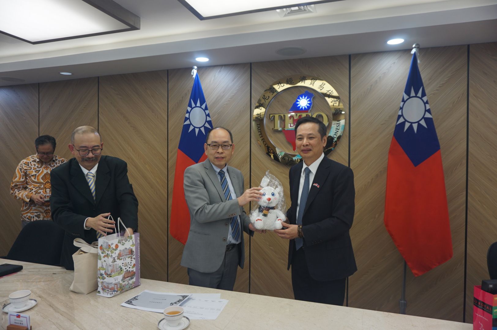 亞洲暨泛太平洋地區研究中心陳俊強主任致贈本校吉祥物紀念品予駐印尼代表處洪振榮大使