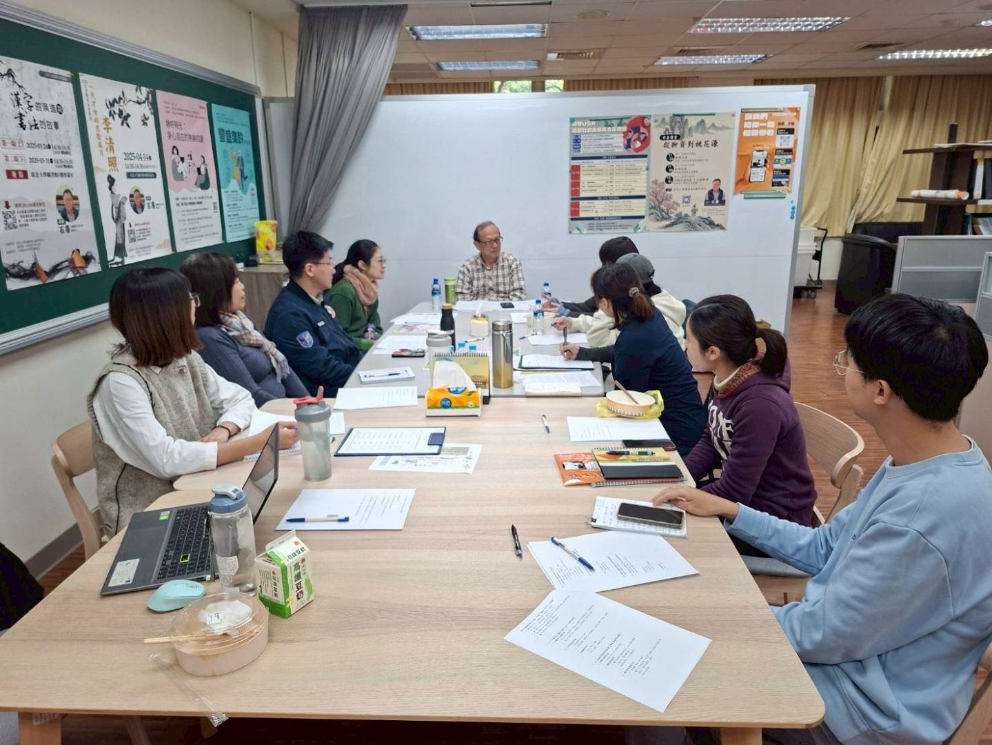 主持人曾敏傑教授帶領主辦團隊回顧八年