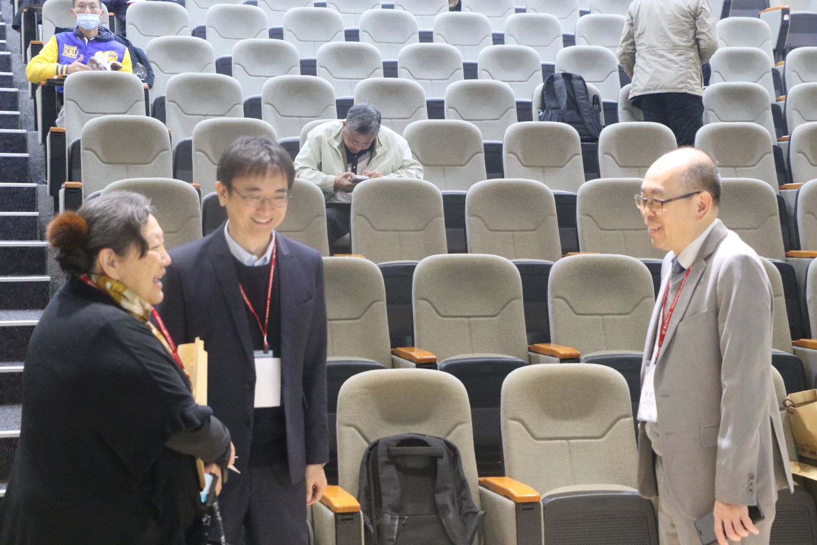 學者相談甚歡(左起陳立文總經理、王超然秘書長、陳俊強中心主任)