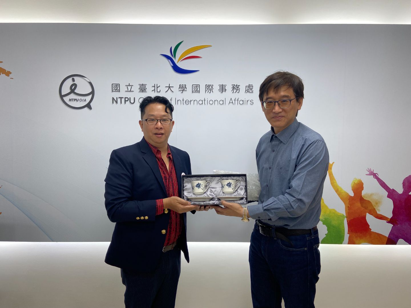 林文一國際長致贈禮品予朱拉隆功大學