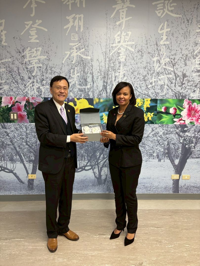 林道通校長接待貝里斯梅凱瑟大使