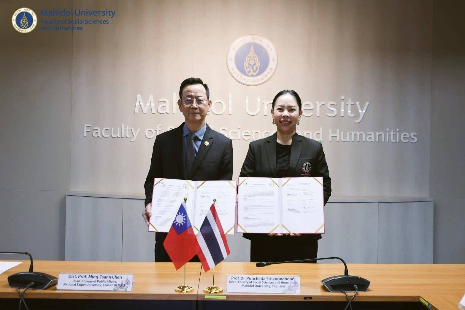 泰國瑪希敦大學MUSH學院院長Dr. Punchada Sirivunnabood與本校公共事務學院陳明燦院長共同簽署MOU