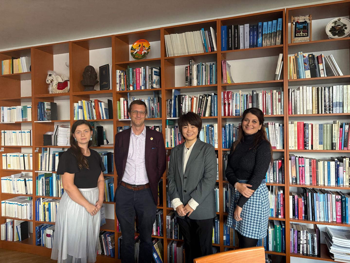 與布拉提斯拉瓦經濟大學領導團隊合影