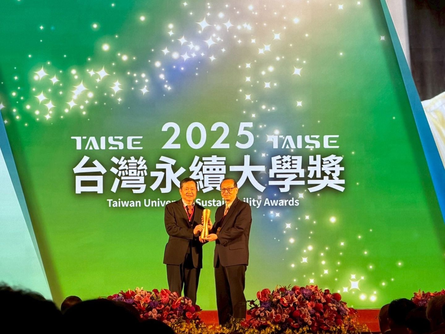 社科院USR計畫主持人曾敏傑教授上台領獎特寫