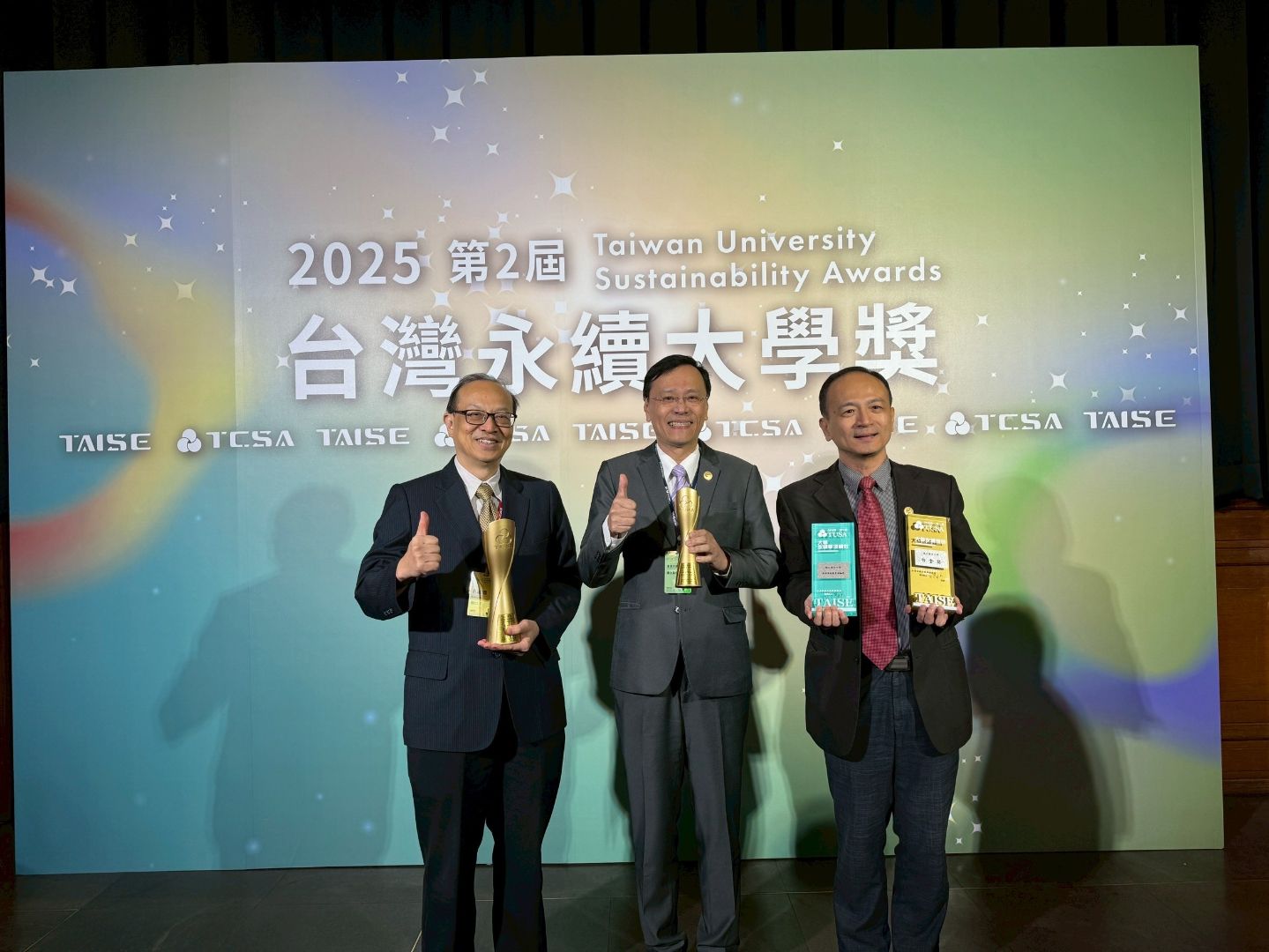 社科院USR計畫主持人曾敏傑教授(左)、北大校長林道通教授(中)、北大學術副校長陳宥杉(右)