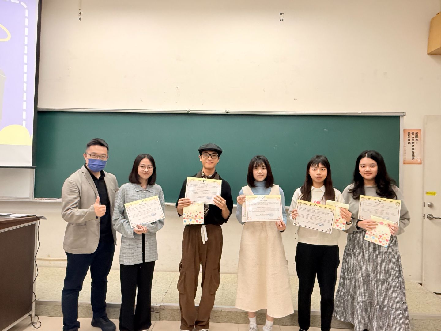 境外生事務組林予安組長頒發學伴首席證書及禮物