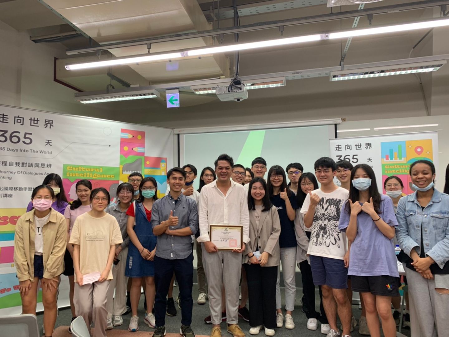 吳執行長與學生大合照