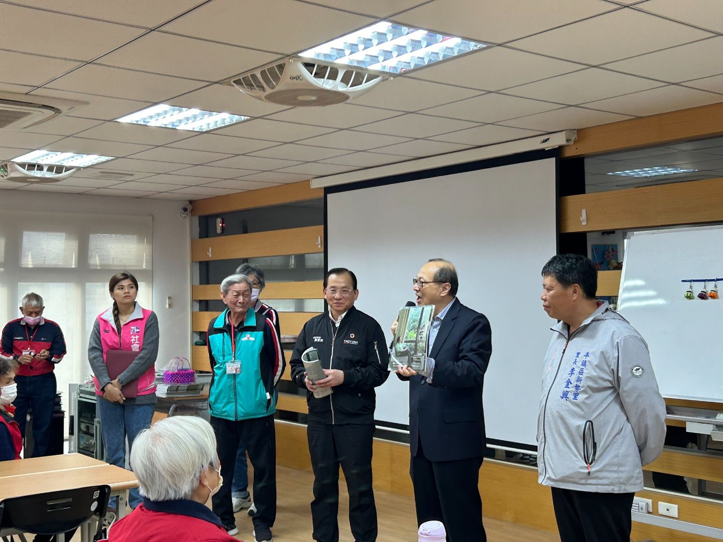 高齡與社區研究中心曾敏傑主任介紹學老誌