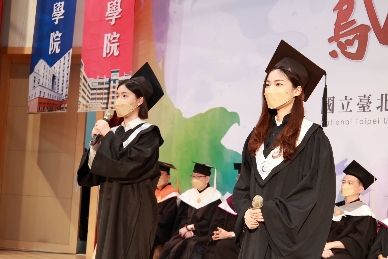 畢業生代表謝函岑(左)與賴韋蓉(右)致詞
