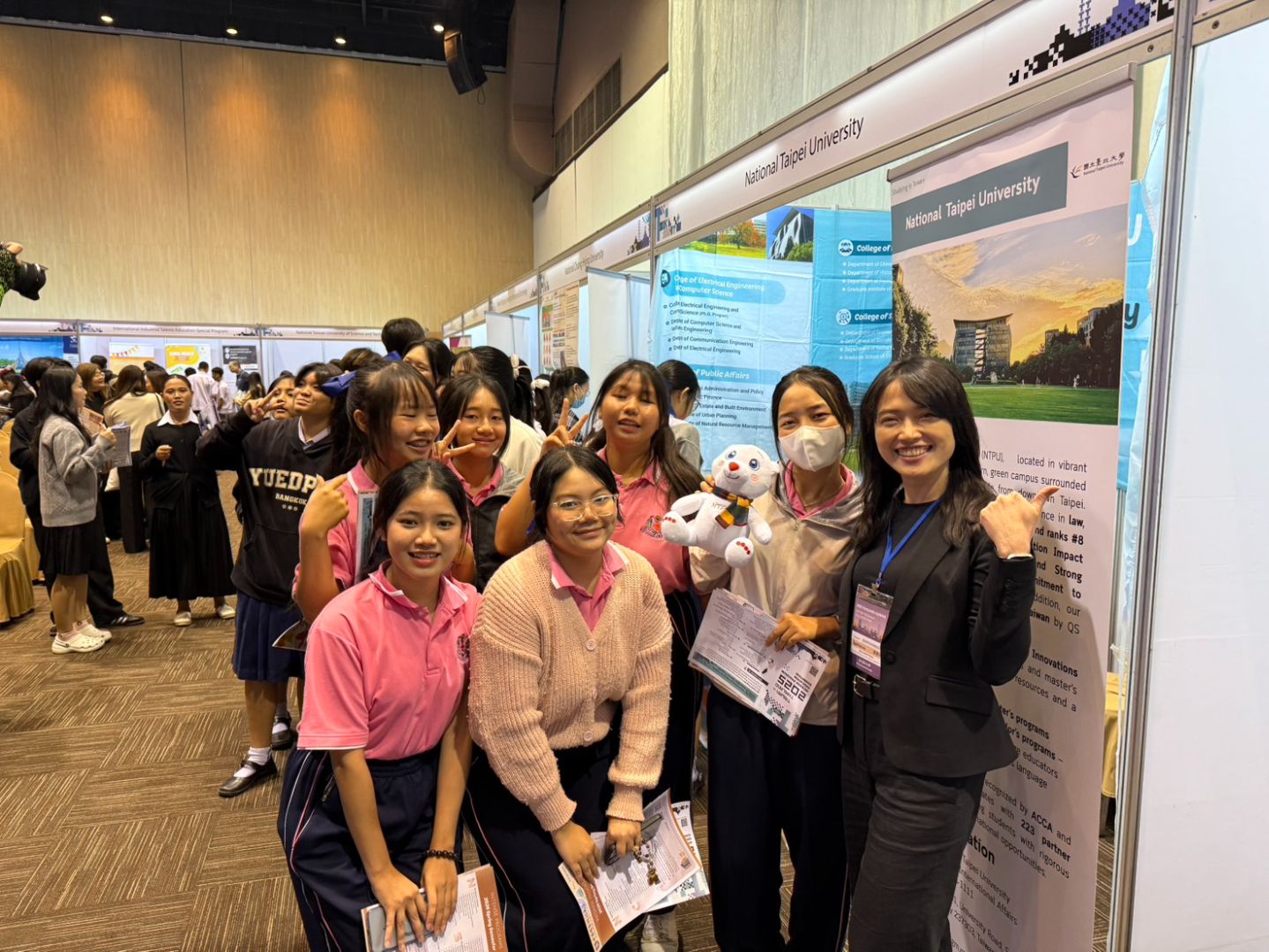 學生與本校團隊合影留念